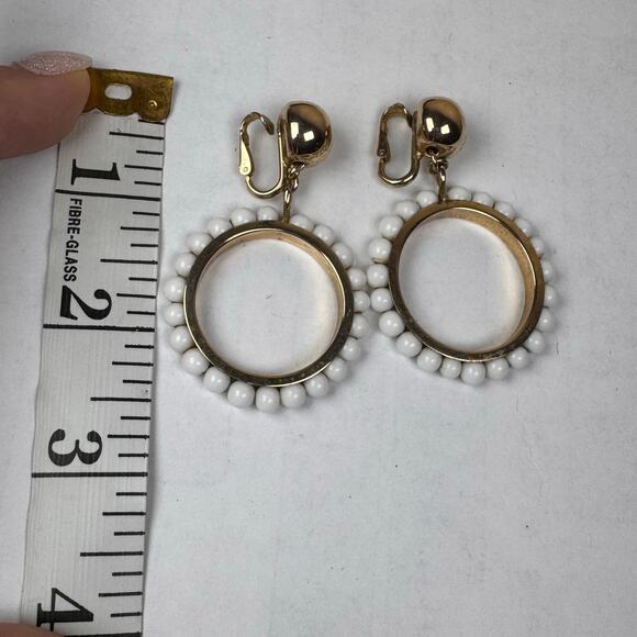 VTG Napier Clip Om Earrings Large Hoops Gold tone Lucite White Beads - Picture 3 of 5
